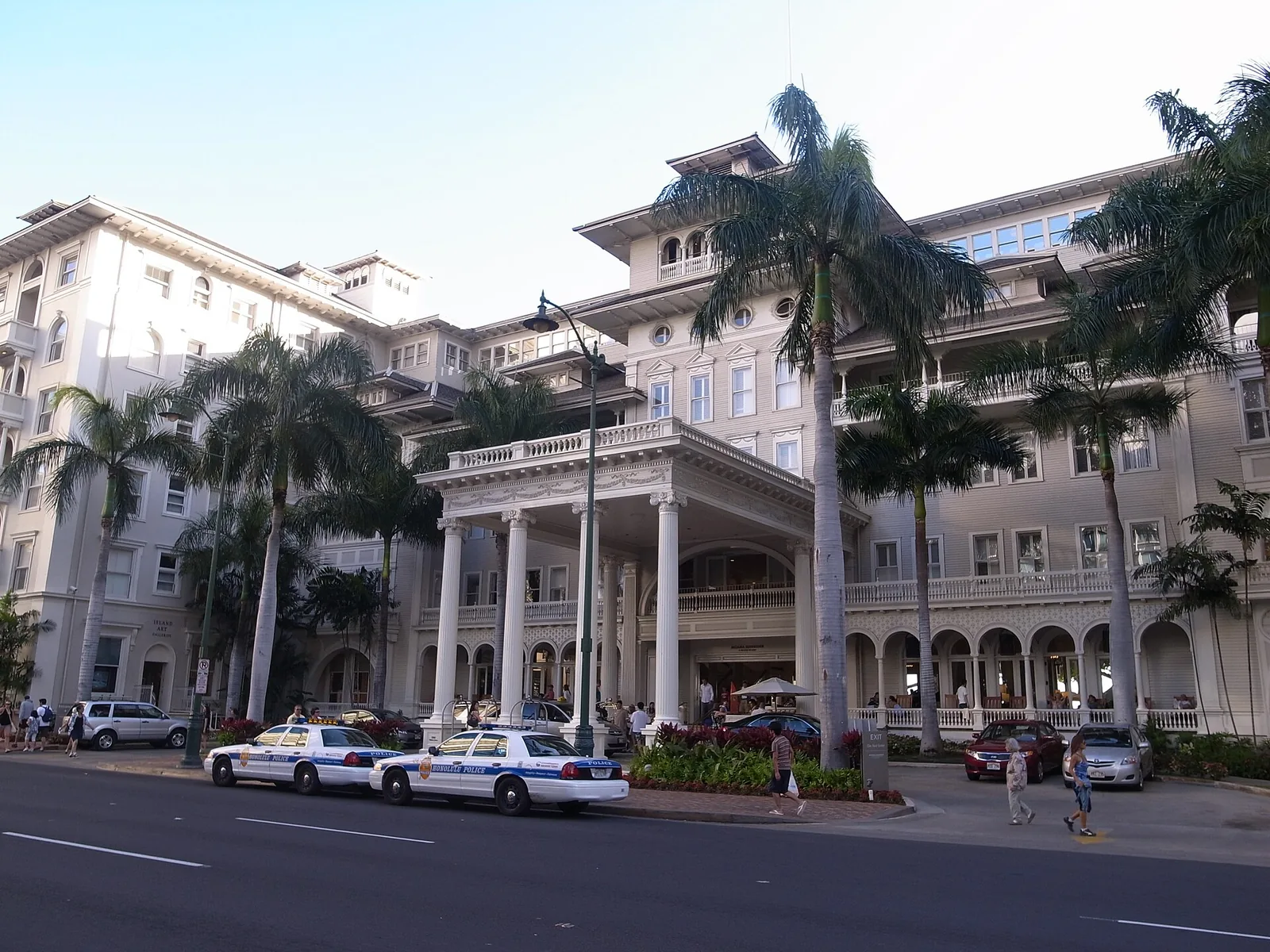 The white colonial facade and columns of the Moana Surfrider hotel on Kalakaua Avenue