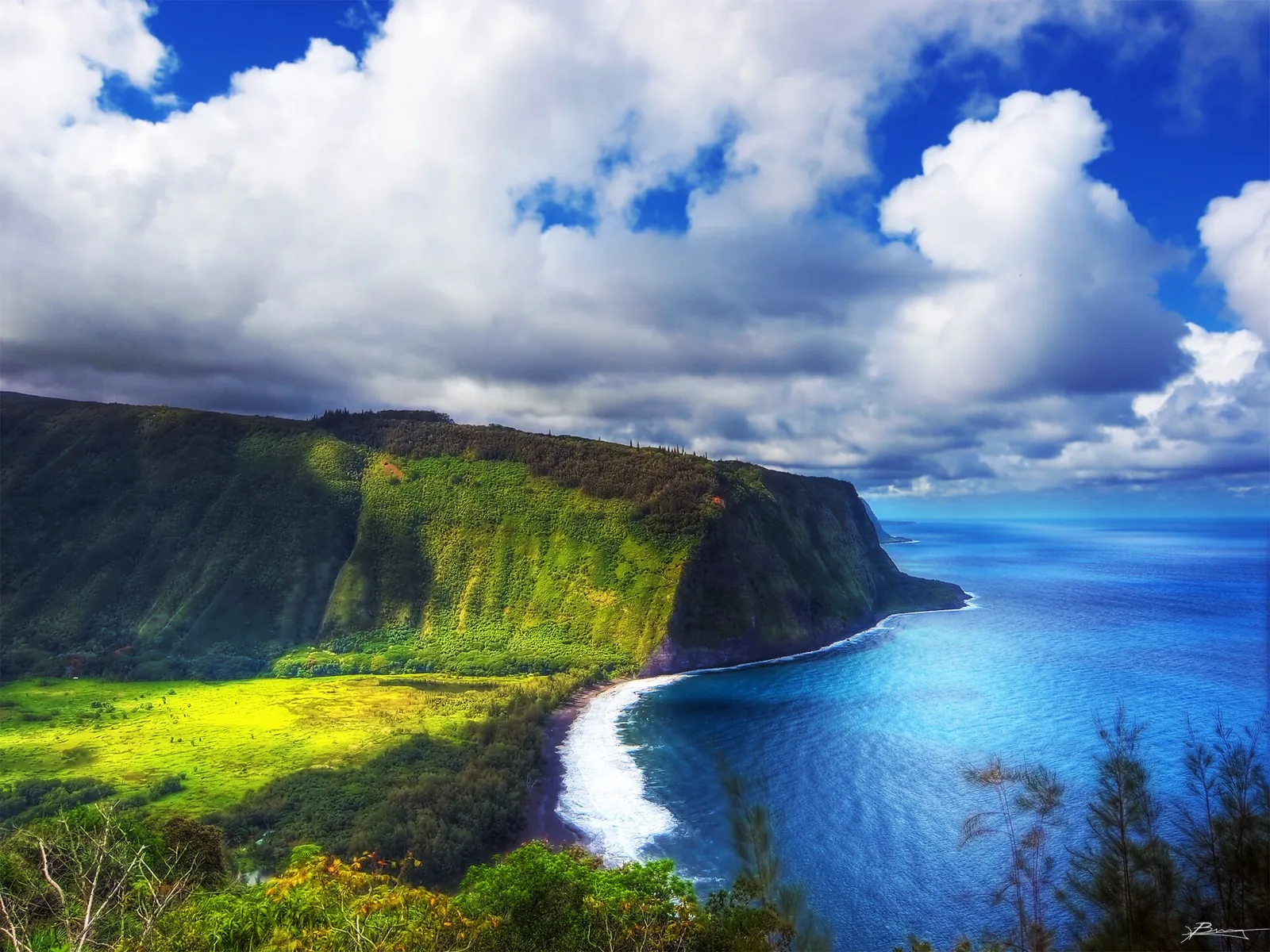 Waipio Valley and its black sand beach seen from the lookout, one of the things to do on the Big Island